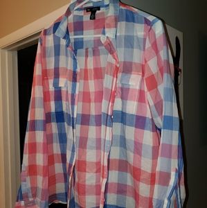 This is a long sleeve GAP boyfriend fit shirt.